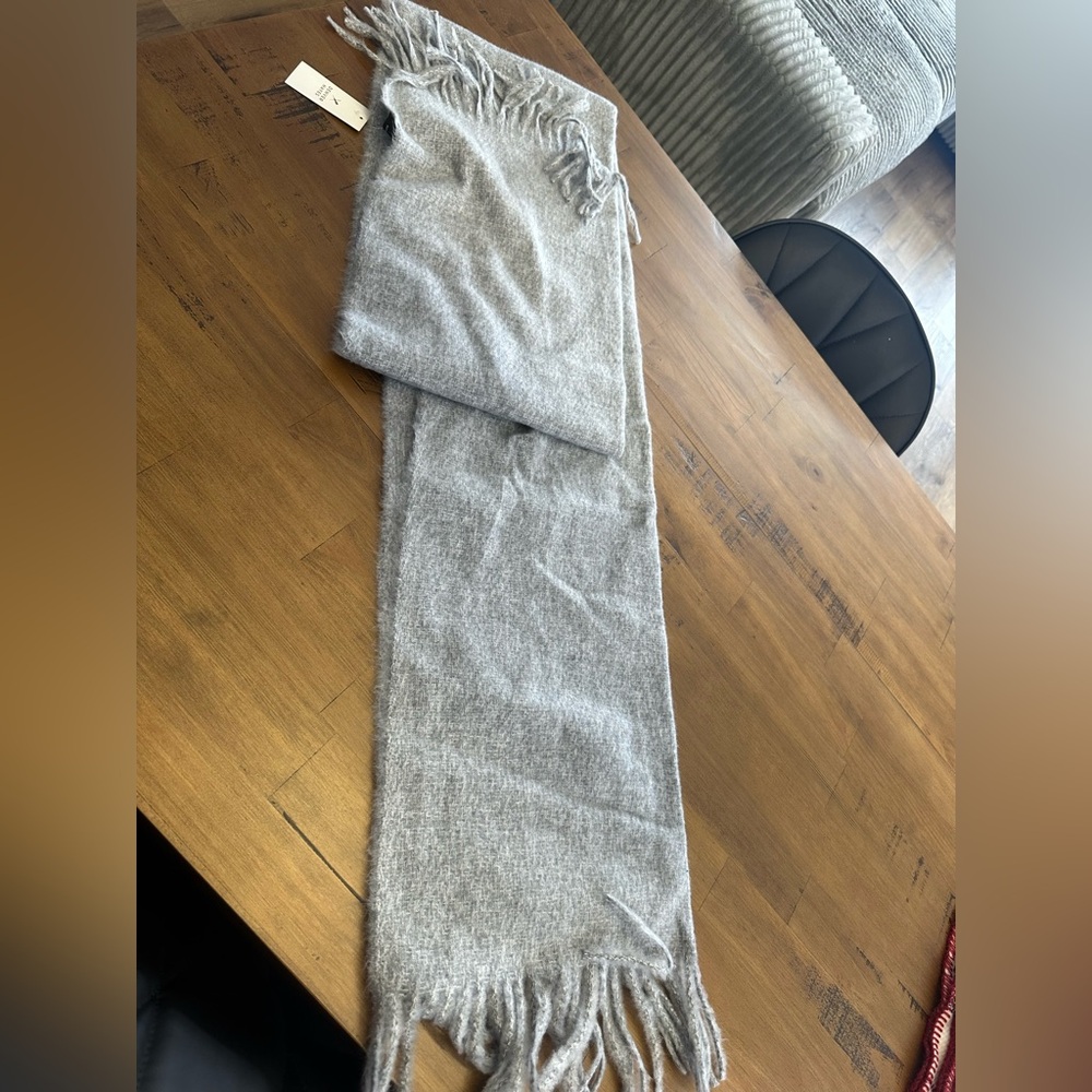 Denver Hayes Soft Gray Knit Accessory
